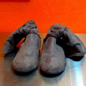 Report footwear  gray flat suede boot 9